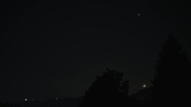 starlink satellites of elon musk's spacex project that travel the sky passing under venus, satellites to transmit the internet, broadband, global connection
