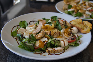 Gemischter Bio Salat Teller mit Hühnchenstreifen, Tomaten, Eier, Paprika, Feldsalast, Balsamico und Croutons, Produktbild
