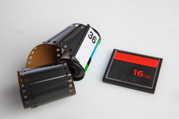 Confronto tra vecchio rullino da 36 pose e una scheda di memoria da 16 per macchina fotografica digitale, isolate su sfondo bianco