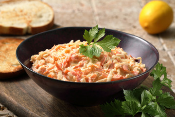 cibo begetariano inslata di carote e sedano 