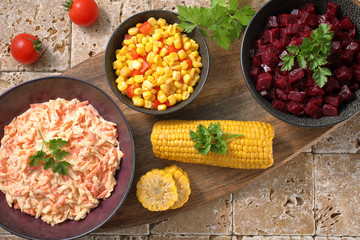 cibo begetariano inslata di carote e sedano con mais e barbabietola rossa