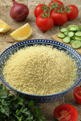 cibo vegetariano cous cous mediterraneo con verdure miste
