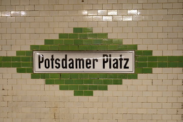 Fototapeta na wymiar U-Bahnhof Potsdamer Platz, https://stock.adobe.com/de/contributor/64369/ebraxas