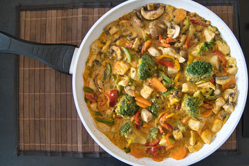 Gesundes, leckeres Thai Curry Gemüsepfanne Hühnchenpfanne Tom Yum Suppe mit Kurkuma, Currygemüse
