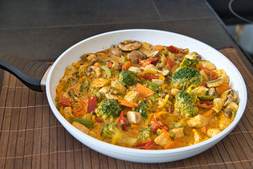 Gesundes, leckeres Thai Curry Gemüsepfanne Hühnchenpfanne Tom Yum Suppe mit Kurkuma, Currygemüse
