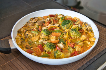 Gesundes, leckeres Thai Curry Gemüsepfanne Hühnchenpfanne Tom Yum Suppe mit Kurkuma, Currygemüse