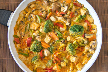 Gesundes, leckeres Thai Curry Gemüsepfanne Hühnchenpfanne Tom Yum Suppe mit Kurkuma, Currygemüse
