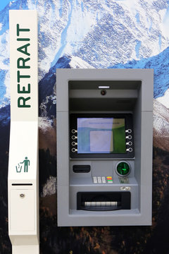 Retrait bancaire sur la fa&ccedil;ade ext&eacute;rieure d'une banque.