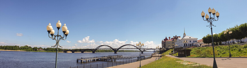 Obraz premium Rybinsk. View of the building of the grain exchange, the Holy Transfiguration Cathedral and the bridge over the Volga river. View from the river