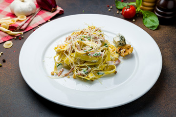 Pasta with ham and Gorgonzola cheese
