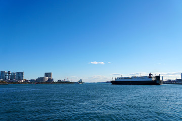 Fototapeta premium 真っ青な海と空 臨海都市東京からタンカーが出港