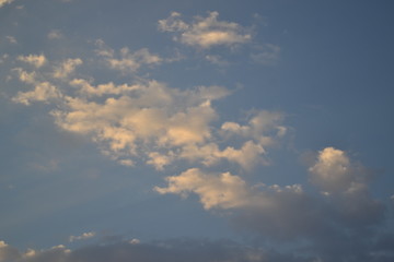 Cielo azul con nubes blancas en una tarde de sol