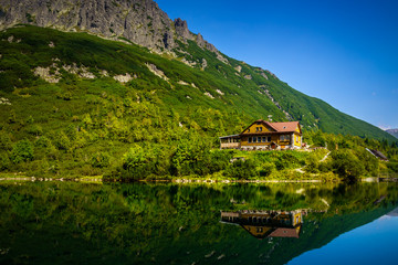Naklejka premium Mountain cottage at the Zelene pleso (Green lake)