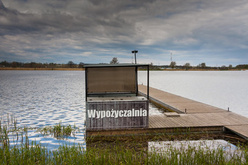 Pusta wypożyczalnia kajaków 