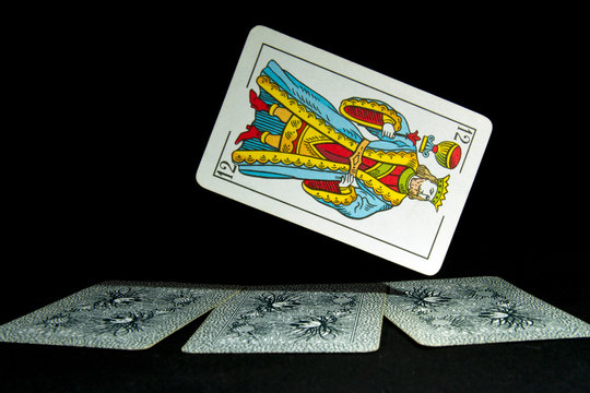 Jugando a cartas con una baraja espa&ntilde;ola.