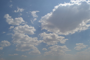 Fototapeta na wymiar Cielo azul con nubes blancas en una tarde de sol