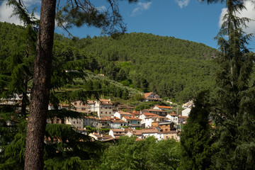 Vista parcial de la localidad abulense de Guisando, en el valle del Tiétar en pleno Parque Regional de la Sierra de Gredos.