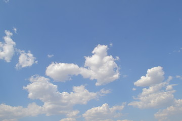 Cielo azul con nubes blancas en una tarde de sol