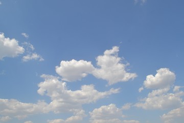 Cielo azul con nubes blancas en una tarde de sol