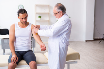 Obraz premium Young male patient visiting experienced doctor