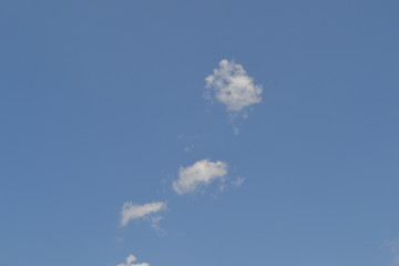 Cielo azul con nubes blancas en una tarde de sol