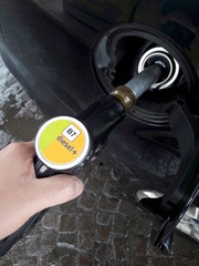 Fare diesel alla stazione di servizio - rifornimento di carburante per l'automobile