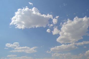 Fototapeta na wymiar Cielo azul con nubes blancas en una tarde de sol