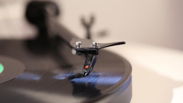 fin de lecture d'un disque vinyle partie 3 avec main qui arr&ecirc;te la platine.