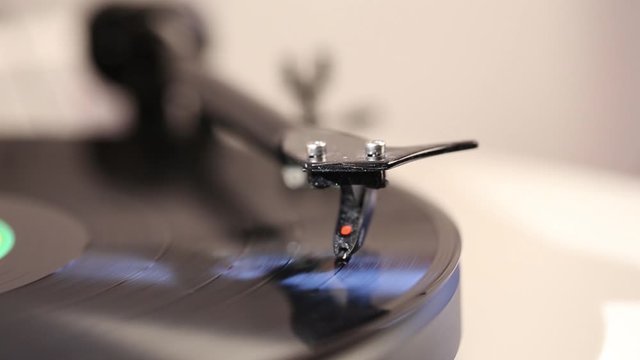 d&eacute;but de lecture d'un disque vinyle partie 1 avec main qui active la t&ecirc;te de lecture