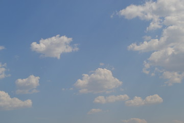 Cielo azul con nubes blancas en una tarde de sol