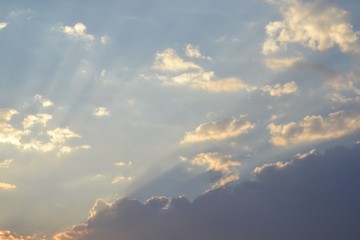 Naklejka na ściany i meble Cielo azul con nubes blancas en una tarde de sol