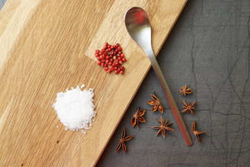 rote beeren, Meersalz, Sternanis auf Holz © Markus