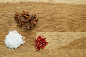 rote beeren, Meersalz, Sternanis auf Holz © Markus