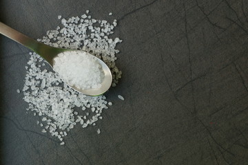 Meersalz kristalle auf löffel