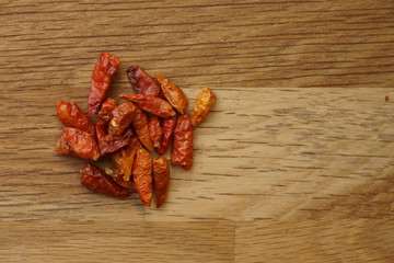 Chili getrocknet auf Holz
