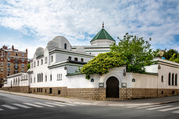 Paris, France - April 25, 2020: Built in 1926, the Grande Mosquee de Paris (Great Mosque), located in the 5th arrondissement of Paris, is one of the largest mosques in France. - obrazy, fototapety, plakaty