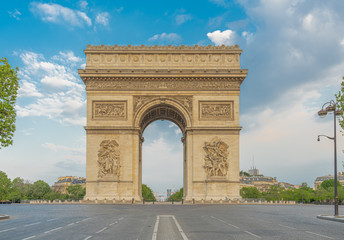 Obraz premium Paris, France - 04 25 2020: View of the Triumphal arch during the coronavirus period