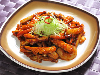 한국의 해산물 요리 매운 오징어볶음