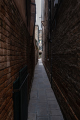 Obraz premium Vicolo stretto nel centro di Venezia