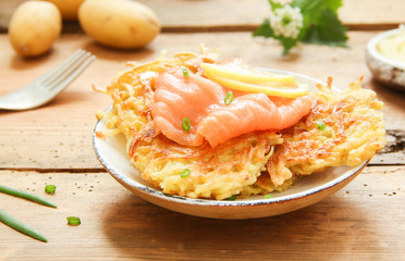 Kartoffelpuffer mit Lachs Räucherlachs Rösti Reibekuchen Kartoffelrösti