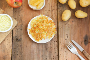 Kartoffelpuffer Rösti Kartoffelrösti Puffer mit Apfel Apfelstücken Apfelmus