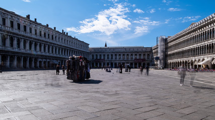 Piazza San Marco a Venezia con campanile e duomo