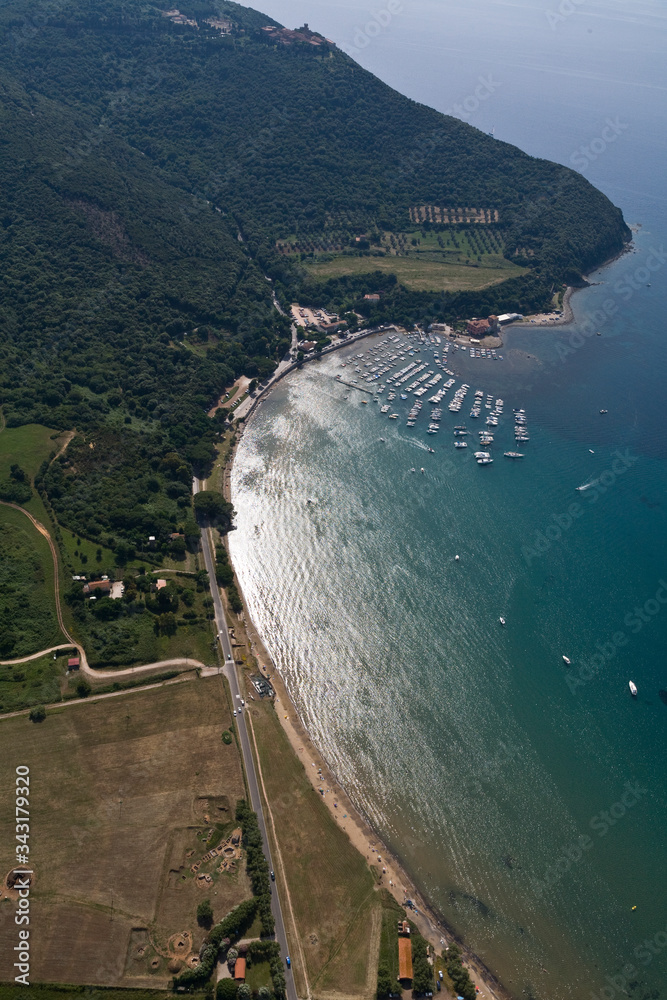 Wall mural vista dall'alto porticciolo e mare blu