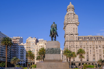 Plaza Independencia Square with monument of General Artigas and the Palacio Salvo in background, Montevideo, Uruguay