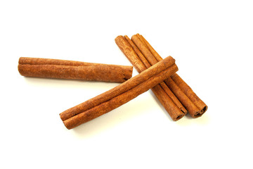 Laski cynamonu na białym tle