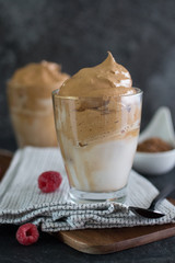 Veganer Dalgona Coffee mit Pflanzendrink und Eiswürfeln