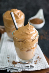 Veganer Dalgona Coffee mit Pflanzendrink und Eiswürfeln