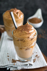 Veganer Dalgona Coffee mit Pflanzendrink und Eiswürfeln