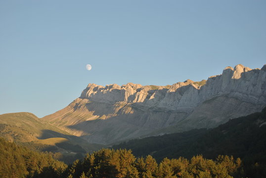 Luna en las monta&ntilde;as