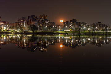 Fototapeta na wymiar Night city Kiev is reflected in the water.